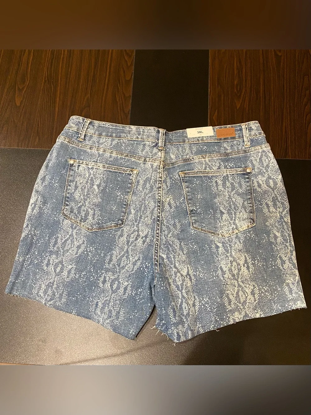 Judy Blue NWT Bleach Blue Snakeskin Laser Printed Mid Rise Shorts Plus 3XL 20W
